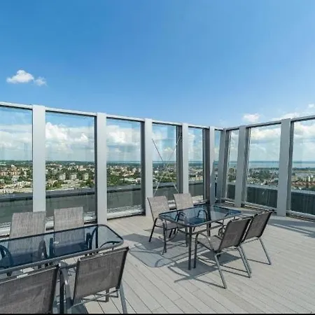 Hanza Tower Deluxe Pool & *